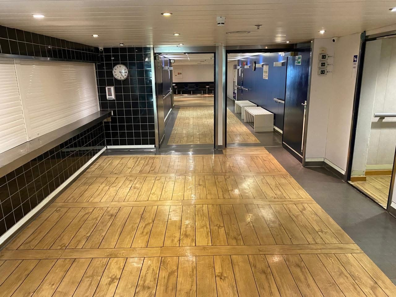 داخل السفينة 11